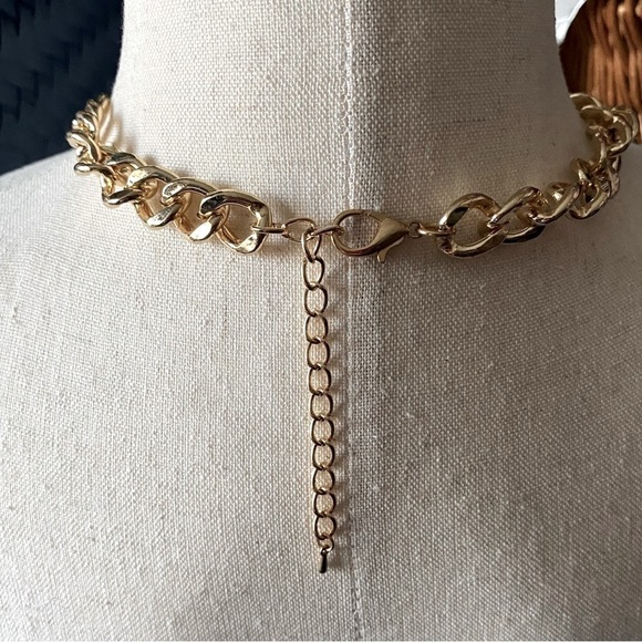 BOUTIQUE GOLD COLOR NECKLACE WITH RHINESTONE HEART - Picture 7 of 8